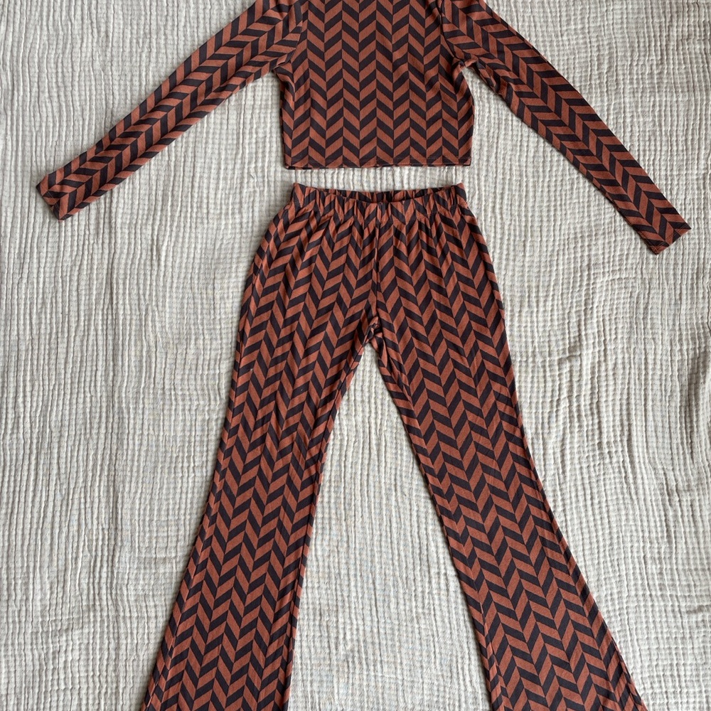 Billabong Chevron Patterned Set in Black and Brown